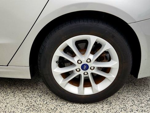 Used 2020 Ford Fusion SE FWD image 9
