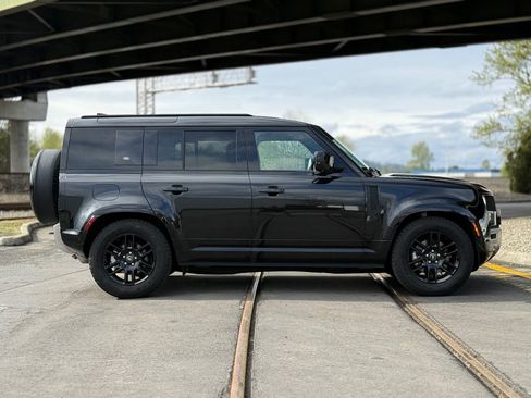 Used 2023 Land Rover Defender 110 S AWD/4WD image 4