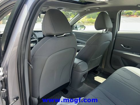 Used 2025 Hyundai Elantra SEL FWD image 19