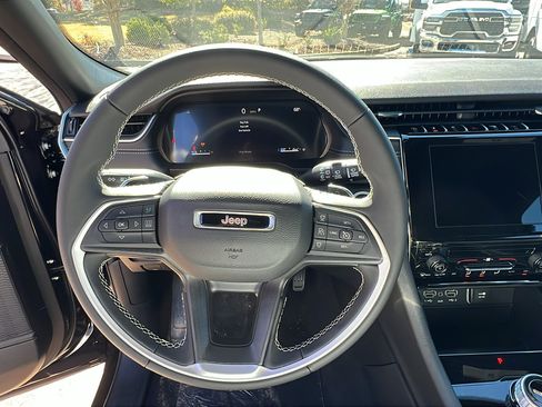 New 2025 Jeep Grand Cherokee Laredo image 22