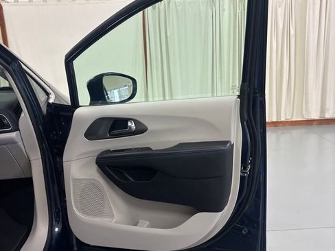 Used 2021 Chrysler Pacifica Touring FWD image 31