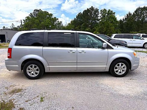 Used 2009 Chrysler Town & Country Touring FWD image 8