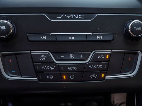 Used 2020 Ford Fusion SE FWD image 22