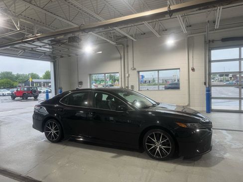 Used 2022 Toyota Camry SE w/ Audio Upgrade Package FWD image 2