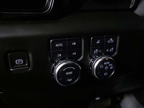 Used 2024 GMC Sierra 1500 AT4 w/ Technology Package AWD/4WD image 19