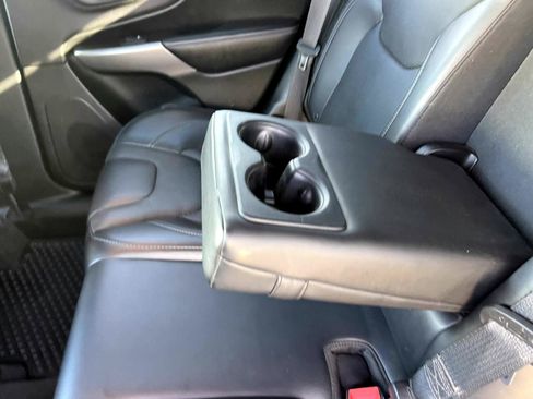 Used 2019 Jeep Cherokee High Altitude AWD/4WD image 9