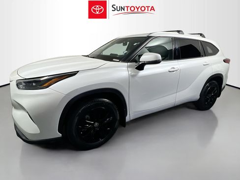 Used 2022 Toyota Highlander XLE image 9
