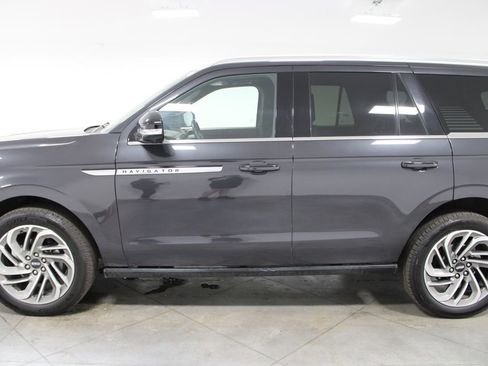 Used 2025 Lincoln Navigator Reserve image 6