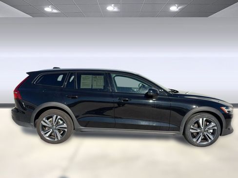 Certified 2025 Volvo V60 B5 Cross Country Plus image 7