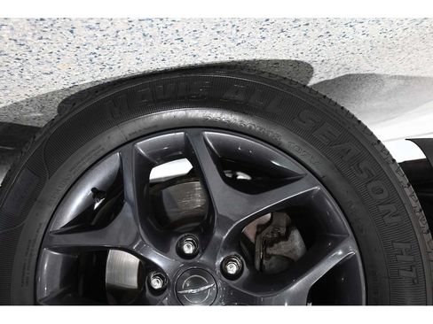 Used 2019 Chrysler Pacifica Touring-L Plus w/ Advanced Safetytec Group FWD image 12