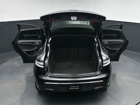 Certified 2025 Porsche Macan AWD/4WD image 33