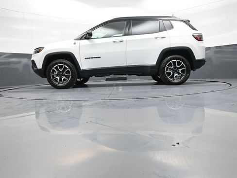 Used 2025 Jeep Compass Trailhawk AWD/4WD image 32