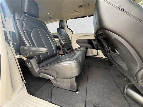 Used 2024 Chrysler Pacifica Touring-L FWD image 23