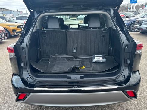 Used 2024 Toyota Highlander Platinum image 7