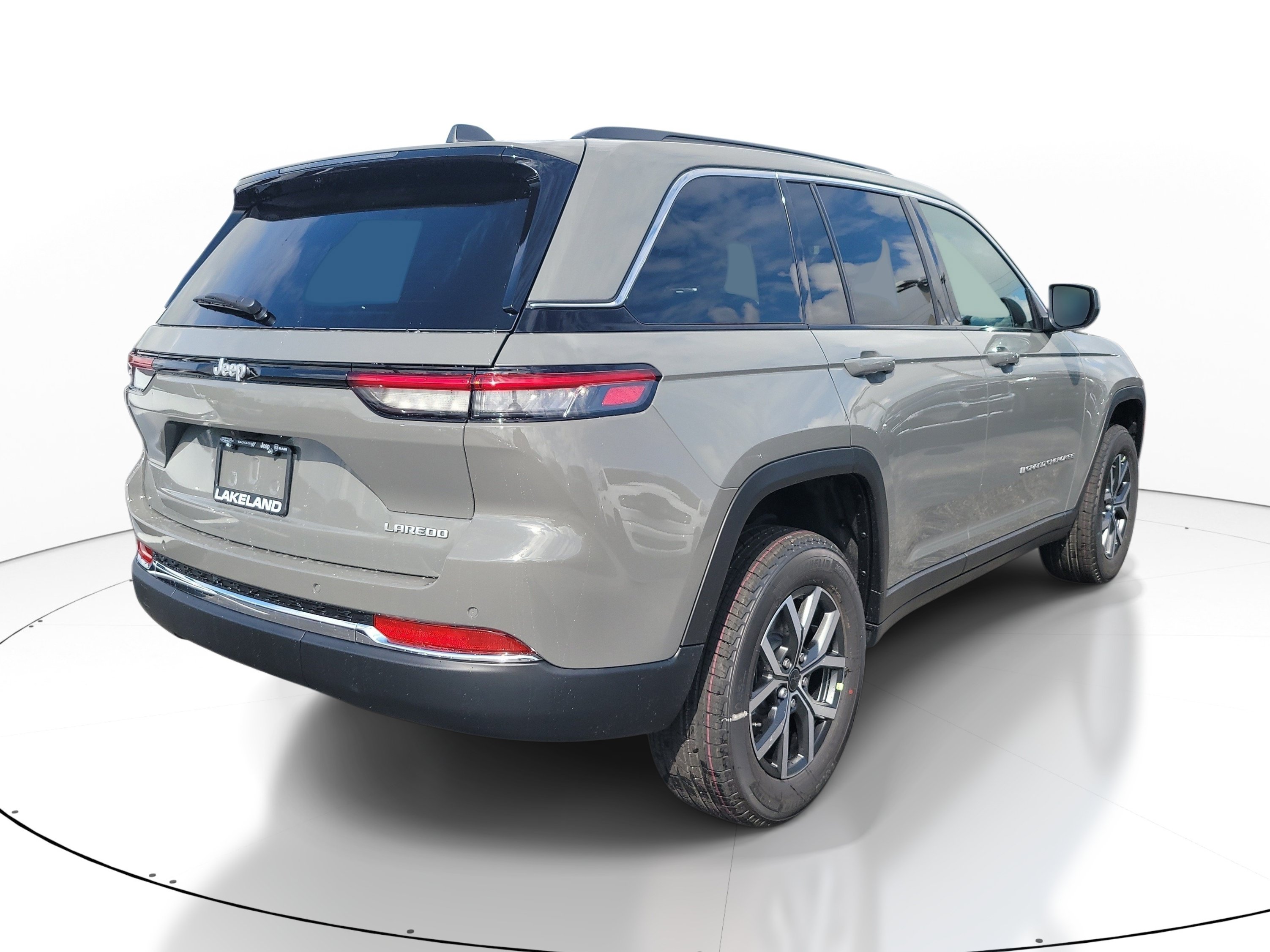 New 2027 Jeep Grand Cherokee Laredo RWD image 5