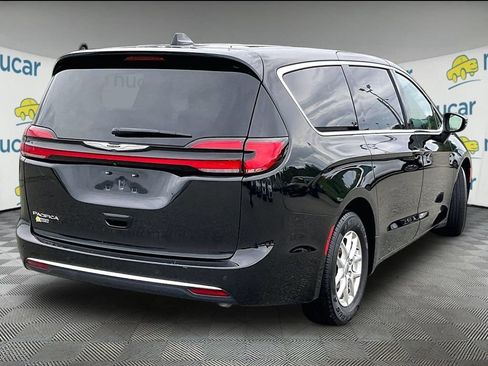 Used 2023 Chrysler Pacifica Touring-L FWD image 6