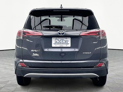 Used 2018 Toyota RAV4 LE image 4