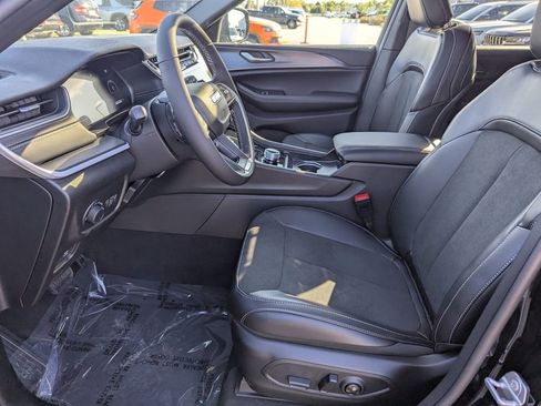 New 2025 Jeep Grand Cherokee Altitude image 13