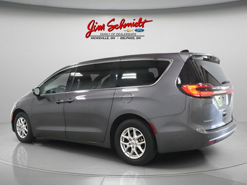 Used 2023 Chrysler Pacifica Touring-L FWD image 4