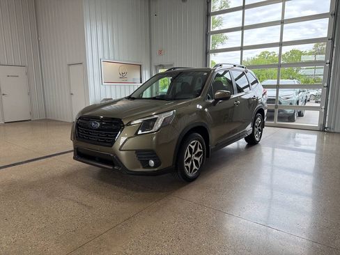 Used 2022 Subaru Forester Premium AWD/4WD image 2