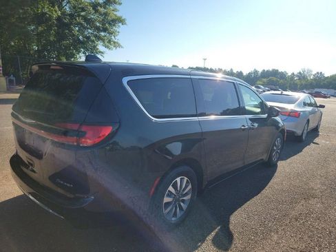 Used 2023 Chrysler Pacifica Touring-L FWD image 4