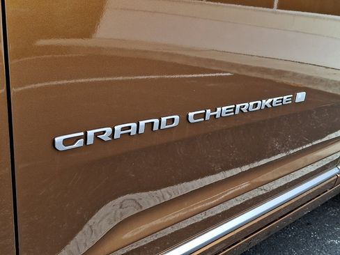 New 2026 Jeep Grand Cherokee Summit w/ Adv Protech Group IV AWD/4WD image 19