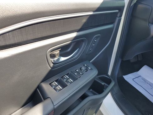 Used 2025 Honda Pilot Black Edition image 24