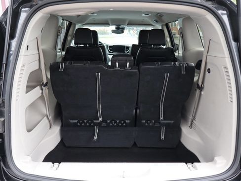 Used 2023 Chrysler Pacifica Touring-L FWD image 4