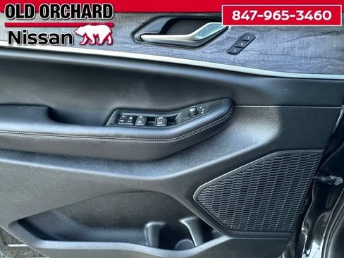 Used 2024 Jeep Grand Cherokee L Limited w/ Black Appearance Package AWD/4WD image 8