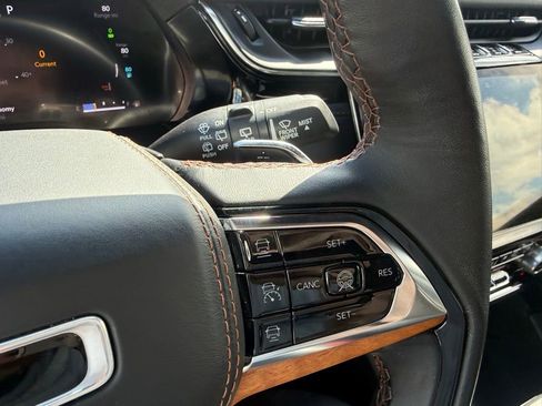 Used 2022 Jeep Grand Cherokee Summit AWD/4WD image 17