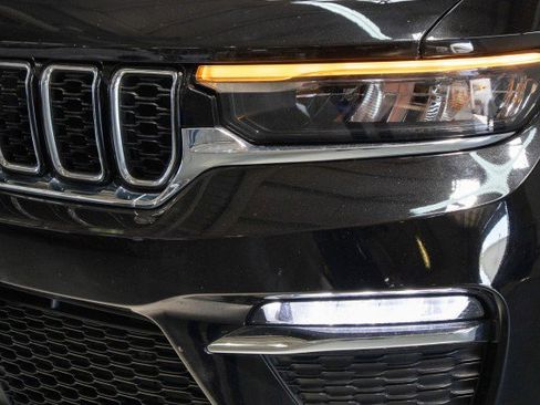 Used 2023 Jeep Grand Cherokee Limited image 2