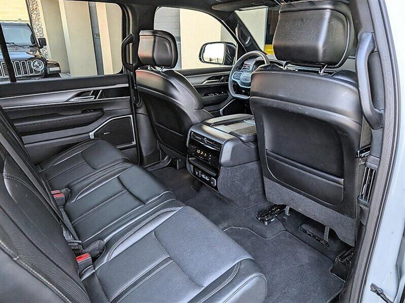 Used 2025 Jeep Wagoneer Series II w/ 8-Passenger Seating Package AWD/4WD image 30
