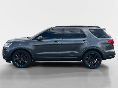 Used 2018 Ford Explorer XLT w/ Equipment Group 202A FWD image 2