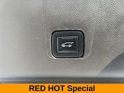 Used 2021 Chevrolet Traverse RS AWD/4WD image 45