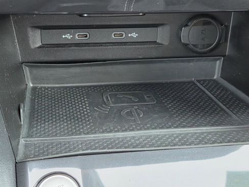 Used 2024 Volkswagen Tiguan SE image 31