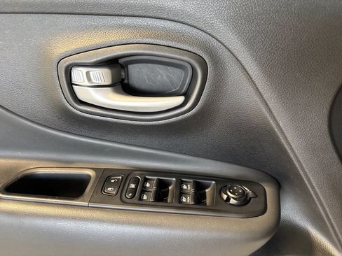 Used 2023 Jeep Renegade Latitude AWD/4WD image 14