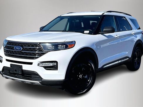 Used 2024 Ford Explorer XLT w/ Equipment Group 202A image 3