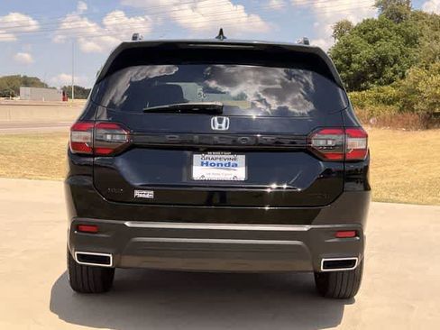 Certified 2025 Honda Pilot Sport image 6