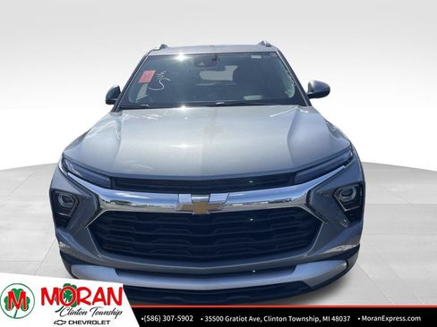 Used 2025 Chevrolet TrailBlazer LT AWD/4WD image 2