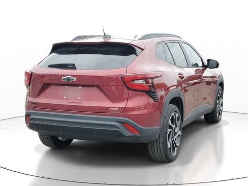 Used 2024 Chevrolet Trax RS w/ Sunroof Package FWD image 4