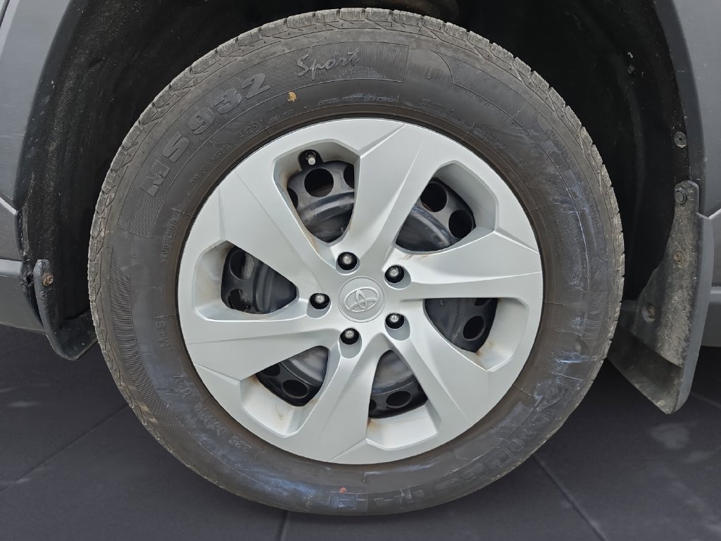 Used 2021 Toyota RAV4 LE AWD/4WD image 15