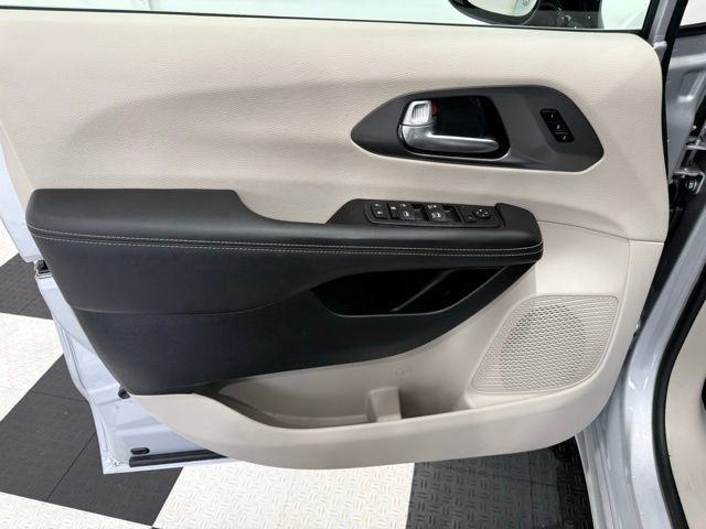 Used 2024 Chrysler Pacifica Touring-L AWD/4WD image 16
