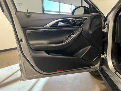 Used 2018 INFINITI QX30 Premium w/ Navigation Package image 27