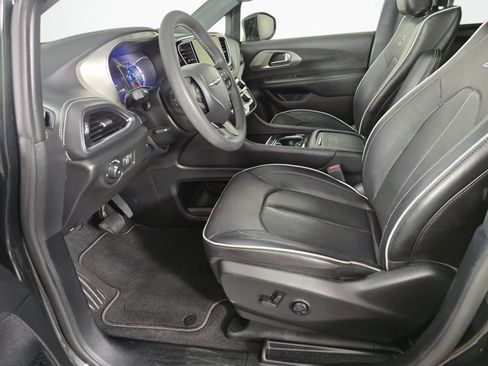 Used 2023 Chrysler Pacifica Limited w/ Uconnect Theater Family Group FWD image 23