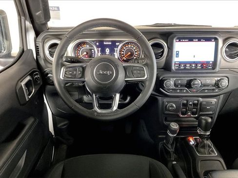 Used 2018 Jeep Wrangler Unlimited Sahara image 4