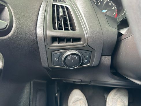 Used 2014 Ford Focus SE w/ SE Winter Package FWD image 18