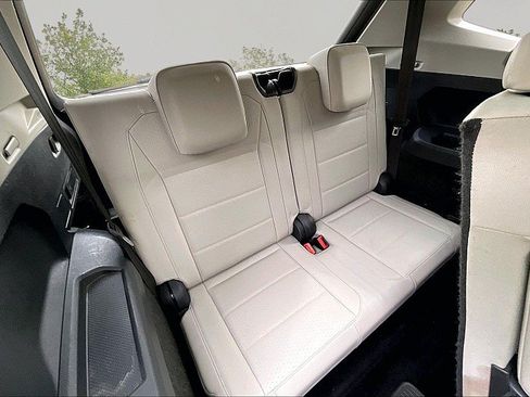 Used 2018 Volkswagen Tiguan SE w/ Panoramic Sunroof Package FWD image 25