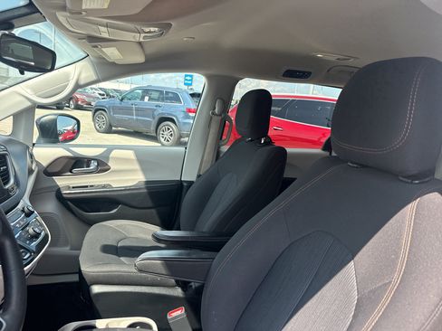 Used 2017 Chrysler Pacifica Touring FWD image 24