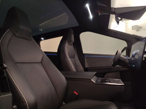 Used 2024 Tesla Cybertruck AWD Crew Cab image 31