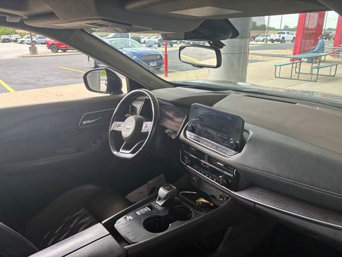 Used 2021 Nissan Rogue Platinum FWD image 3